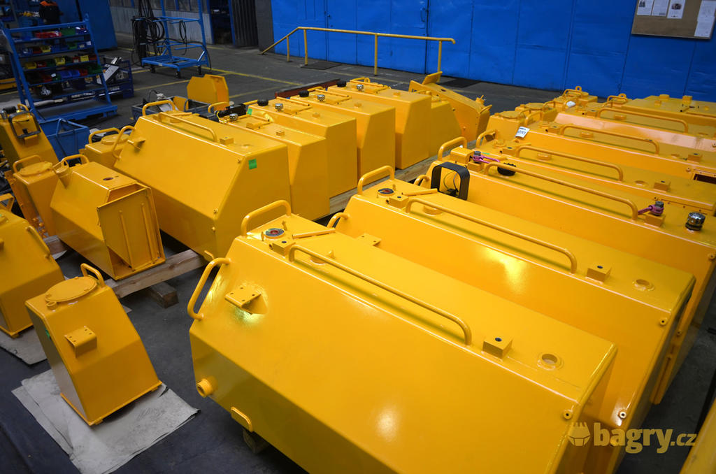 21. Hydraulické a palivové nádrže