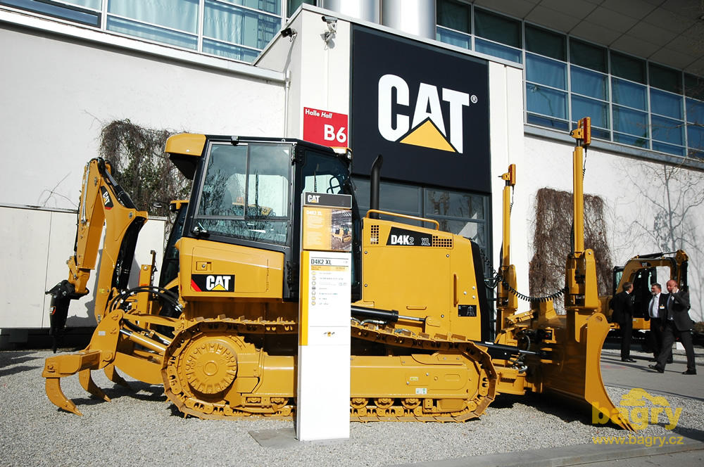 Pásový dozer Caterpillar D4K2 XL