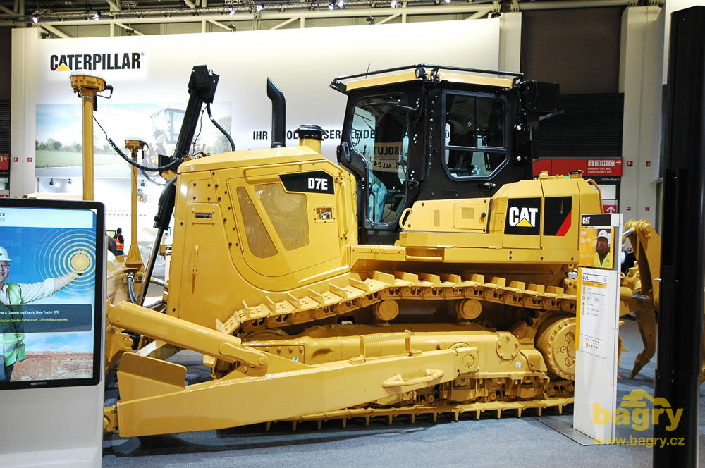 Pásový dozer Caterpillar D7E
