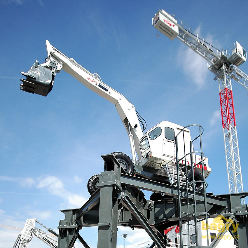 Historické kolové rypadlo Liebherr A 350 z roku 1956 v barvách půjčovny Nagel