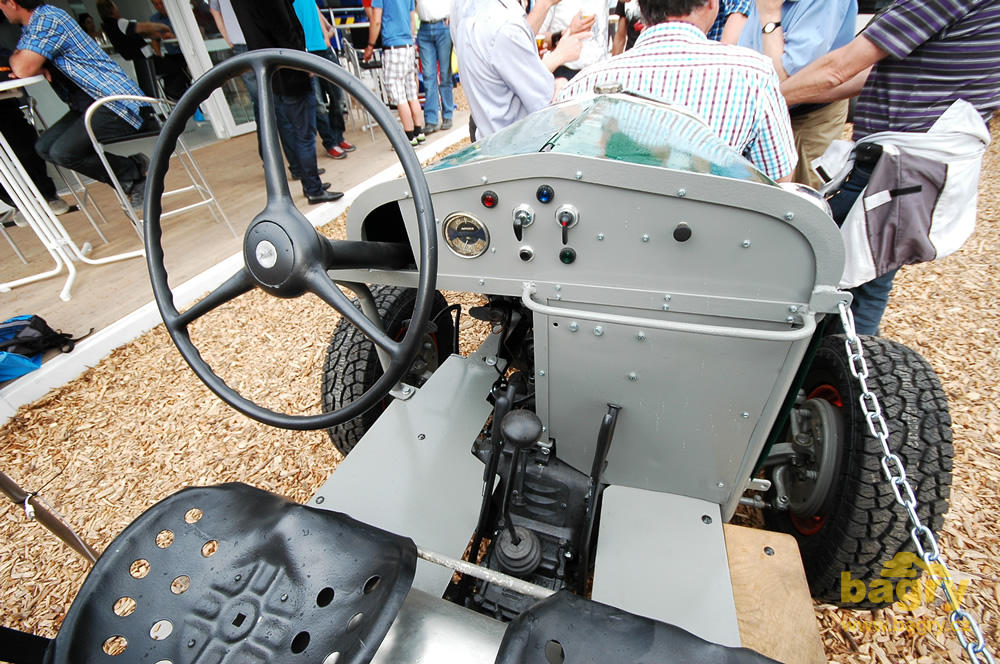 Historický autotraktor Kaiser - palubní deska