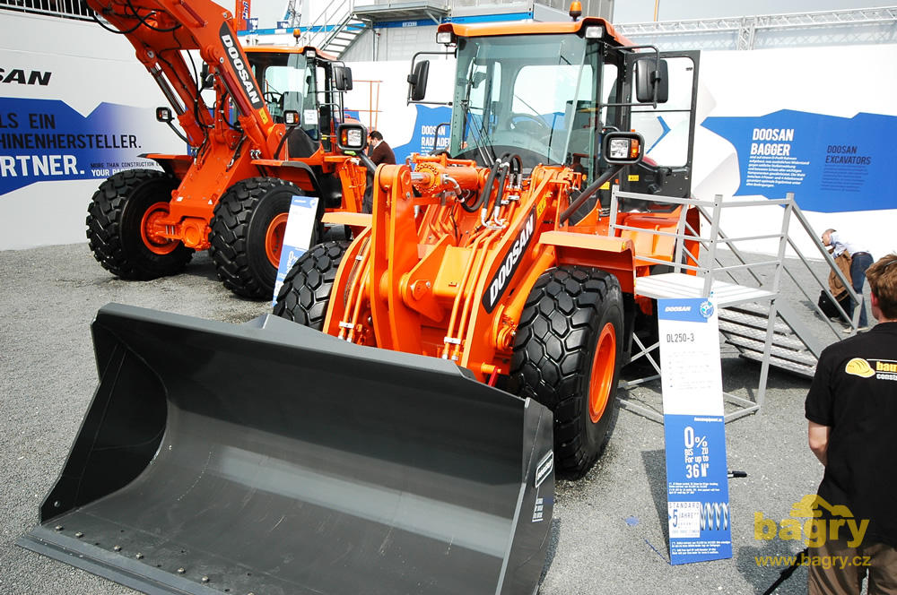 Kolový nakladač DL250-3