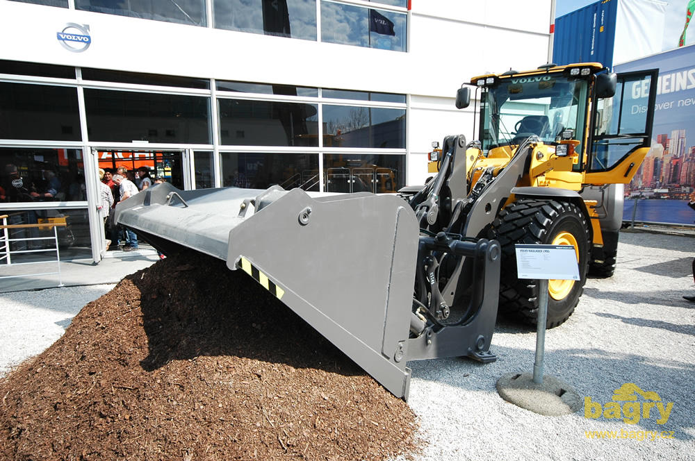 Kolový nakladač Volvo L90G