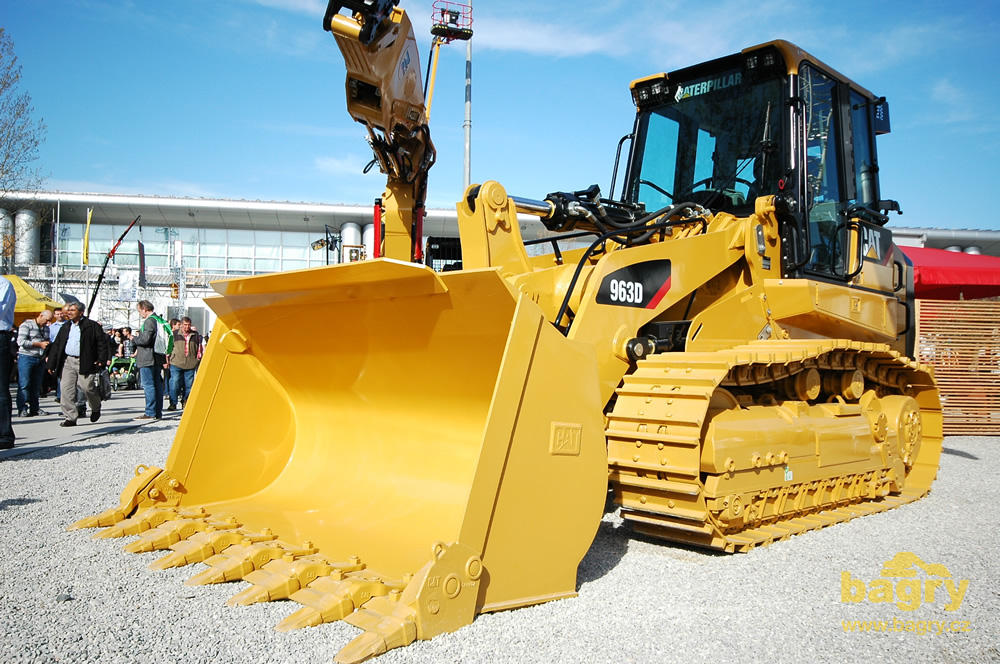 Pásový nakladač Caterpillar 963D