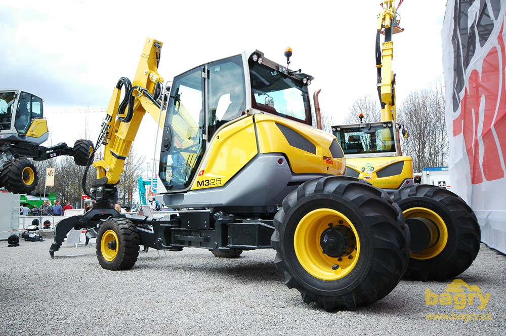 Kráčivé rypadlo Menzi Muck M325