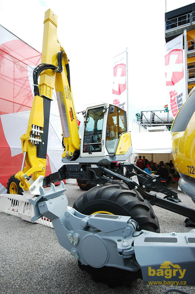 Kráčivé rypadlo Menzi Muck M525