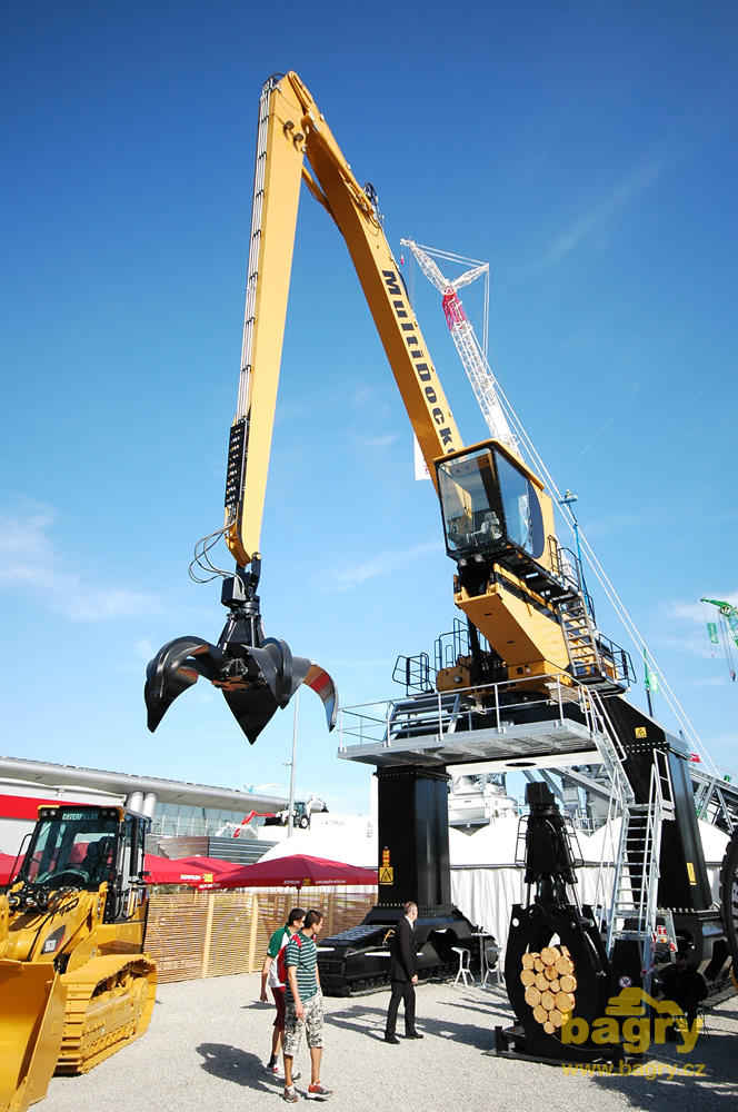 Překládkové rypadlo Caterpillar MultiDocker CH74D