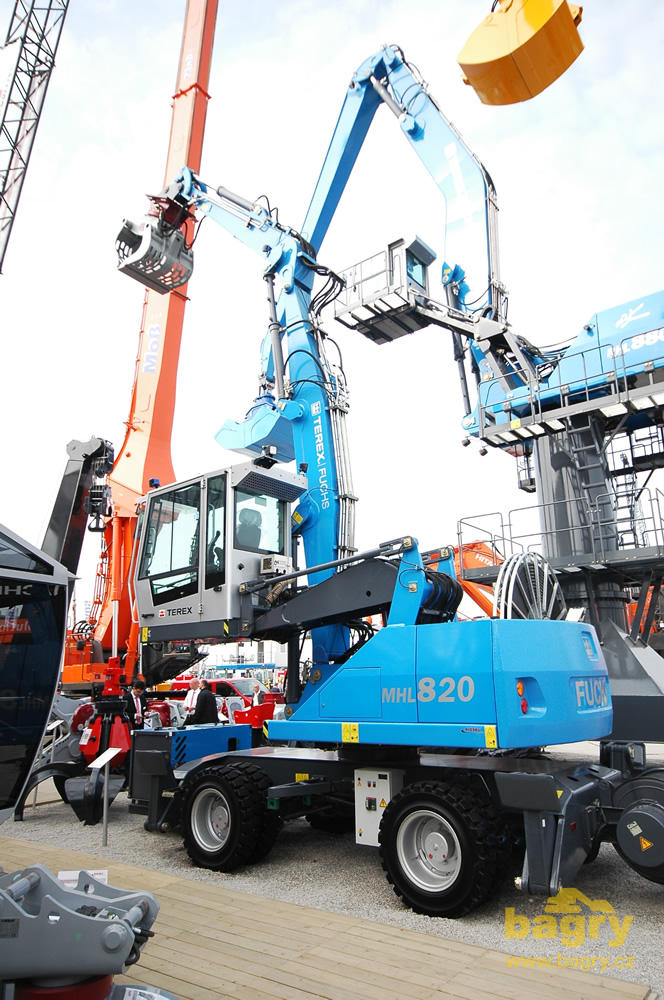 Překládkové rypadlo Terex Fuchs MHL820D