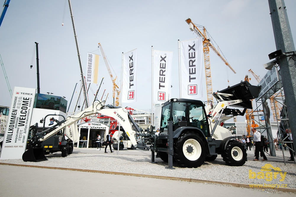 Rypadlonakladač Terex TLB890