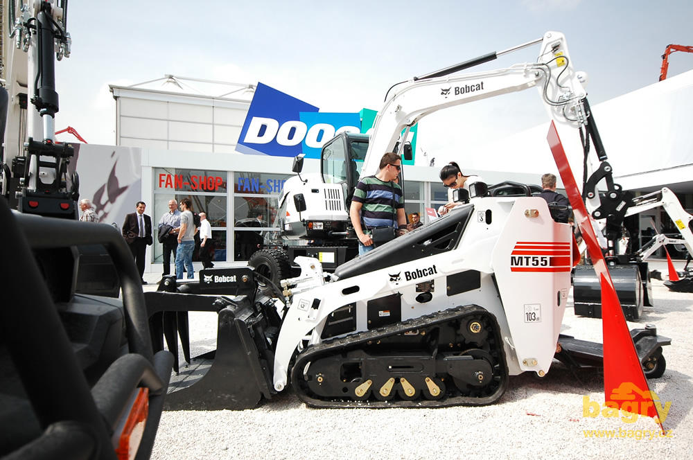 Pásový smykem řízený mininakladač Bobcat MT55