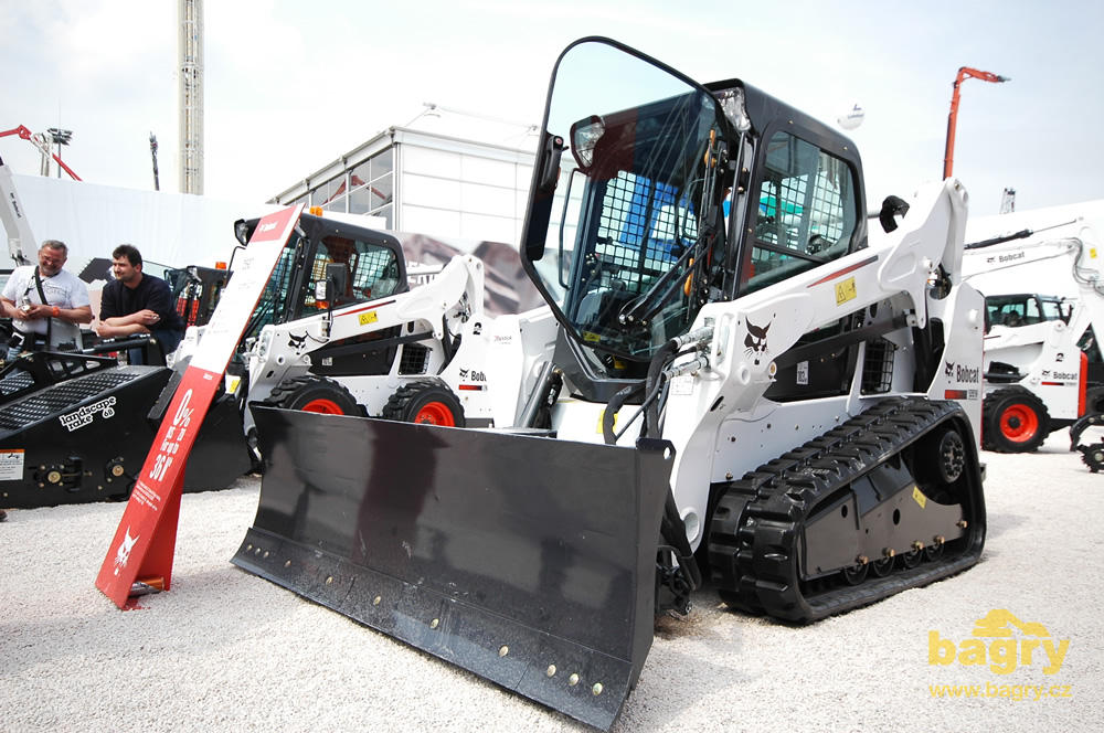Pásový smykem řízený nakladač Bobcat T590