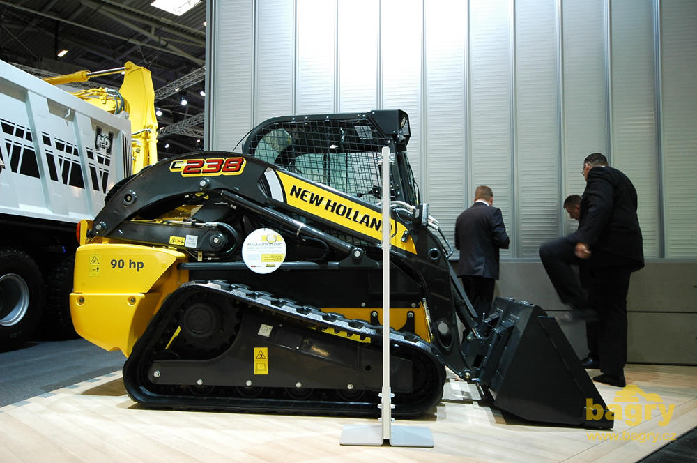 Pásový smykem řízený nakladač New Holland C238