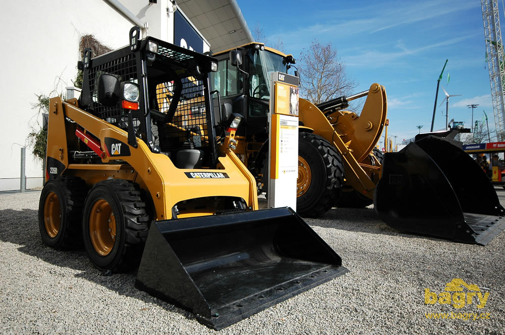 Smykem řízený nakladač Caterpillar 226B3