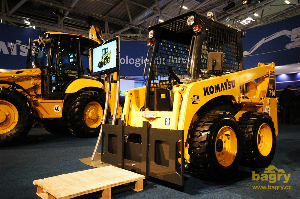 Smykem řízený nakladač Komatsu SK 714