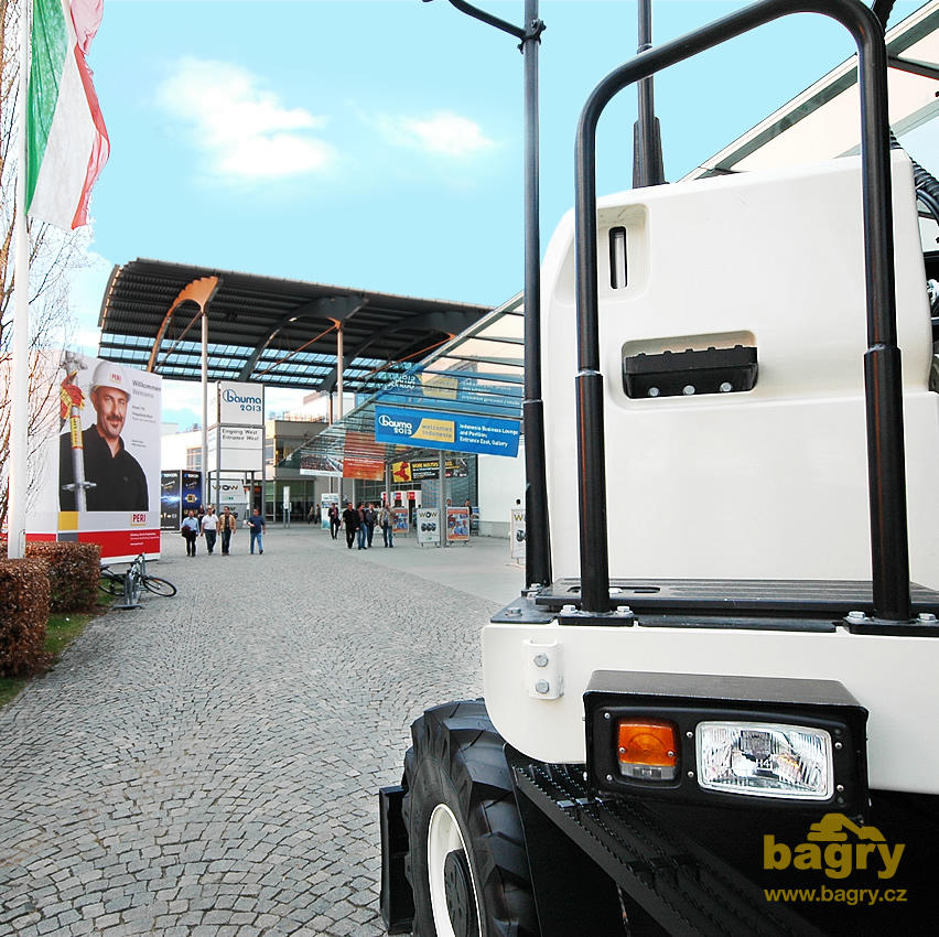 Kolové rypadlo Hidromek HMK145W před západním vstupem na Baumu