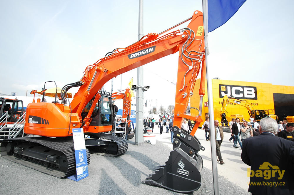 Pásové rypadlo Doosan DX235LCR