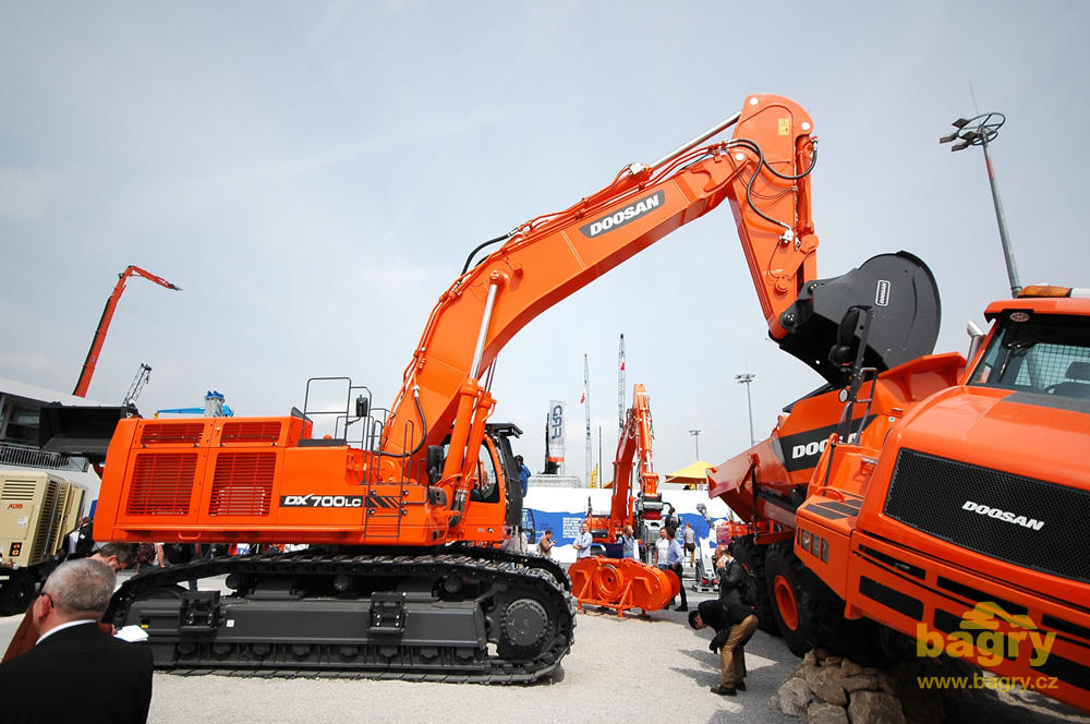Pásové rypadlo Doosan DX700LC