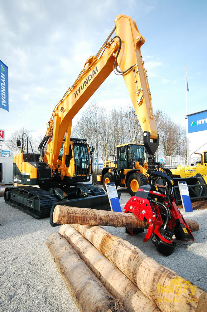 Pásové rypadlo Hyundai R235LCR-9A s harvestorovou hlavou Waratah H 480 C