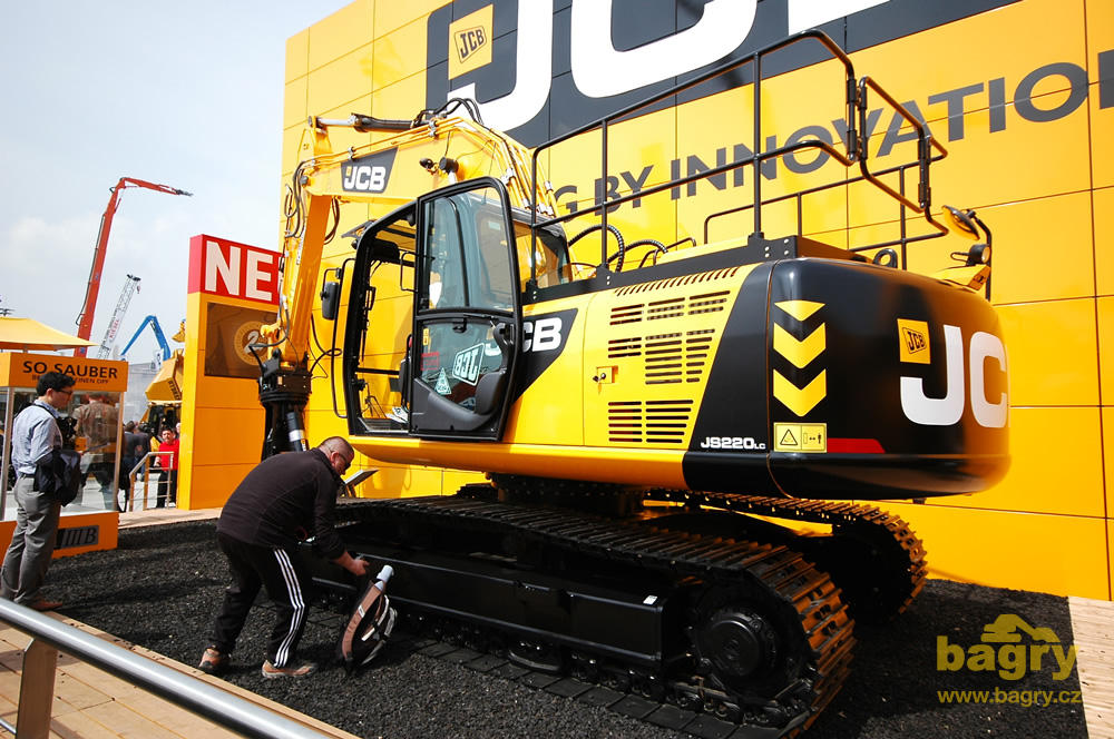 Pásové rypadlo JCB JS220LC