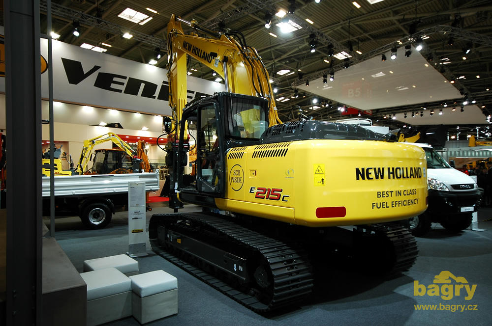 Pásové rypadlo New Holland E215C