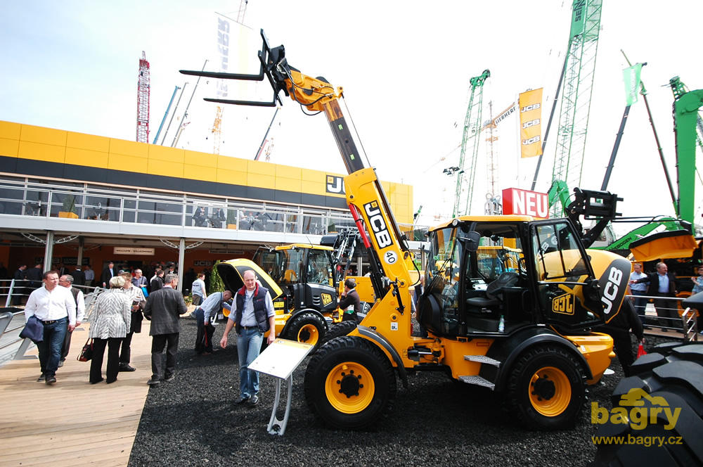 Teleskopický kolový nakladač JCB TM220