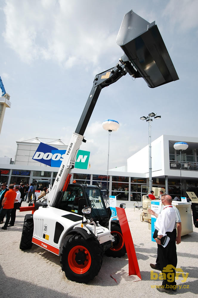 Teleskopický manipulátor Bobcat T2250