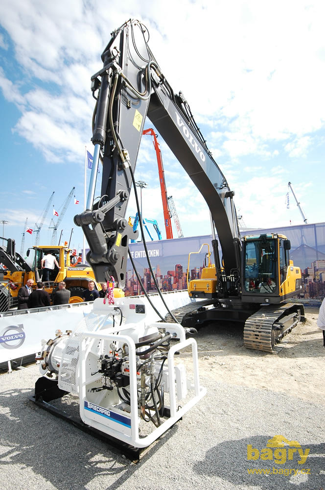 Pásové rypadlo Volvo EC250D se zařízením na svařování trub