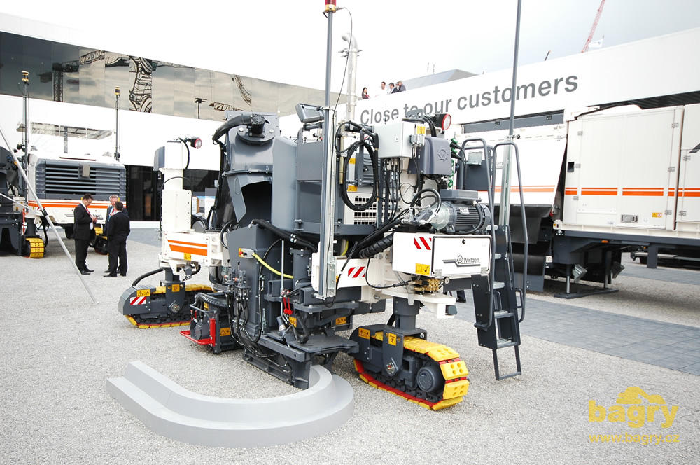 Finišer s kluznými bočnicemi Wirtgen SP 15i
