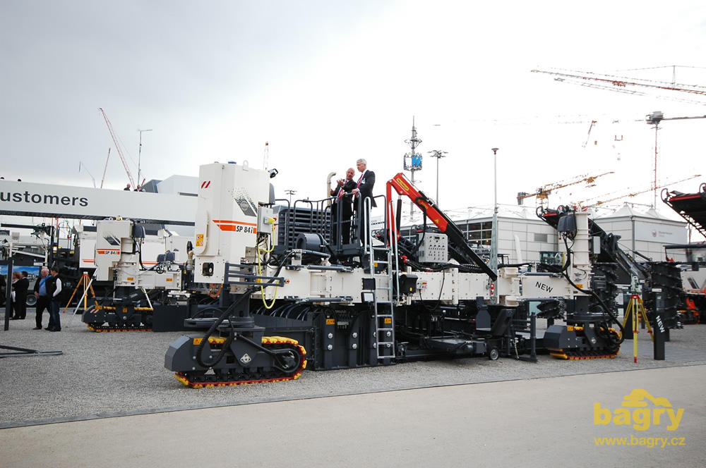 Finišer s kluznými bočnicemi Wirtgen SP 84i