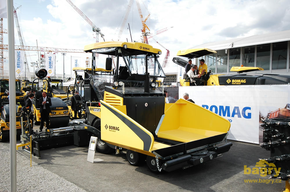 Kolový asfaltový finišer Bomag BF 300 P