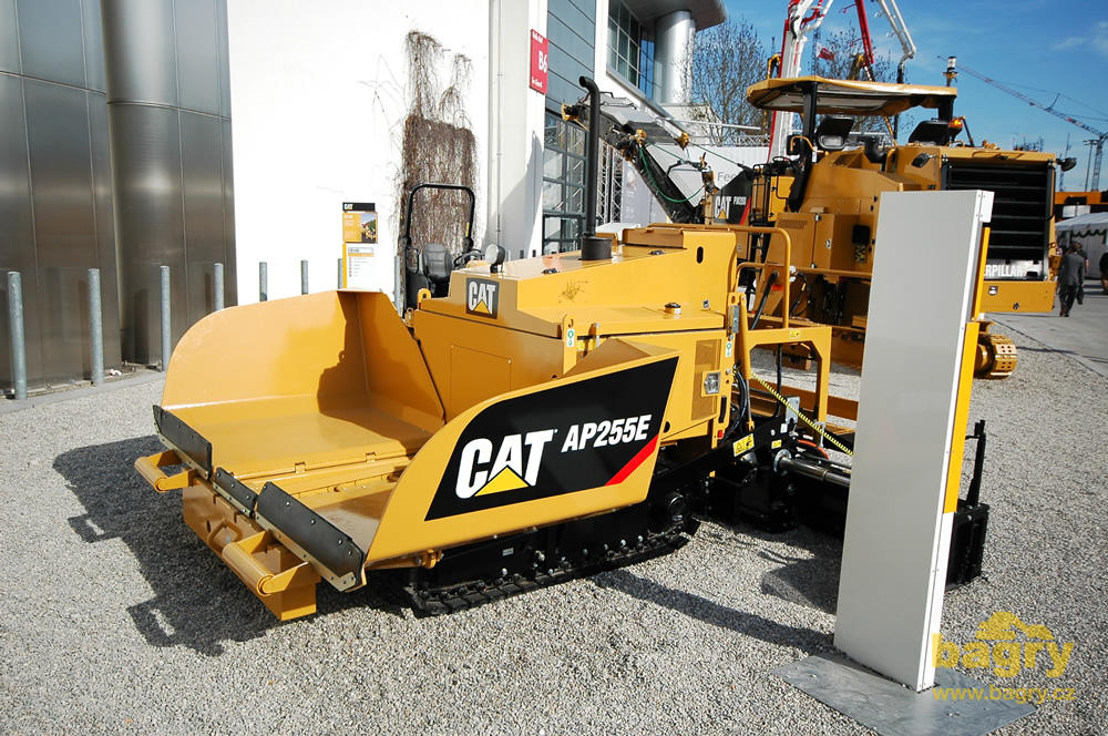 Pásový asfaltový finišer Caterpillar AP255E