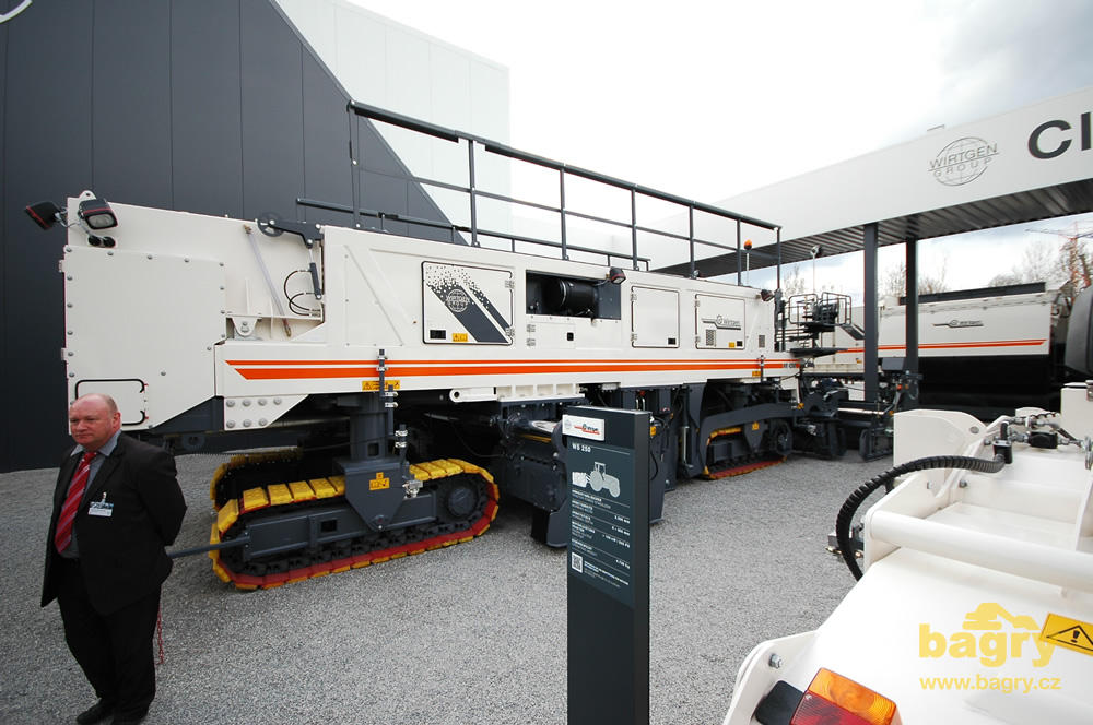 Silniční fréza Wirtgen WR 4200