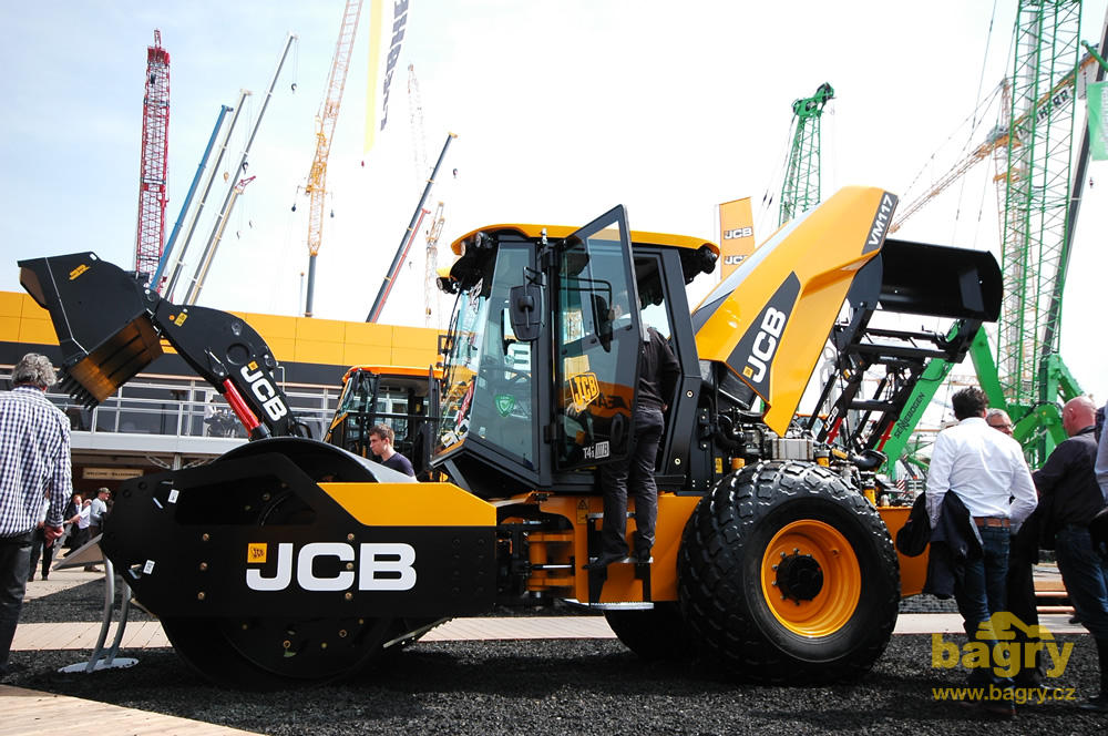 Tahačový válec JCB VM117D