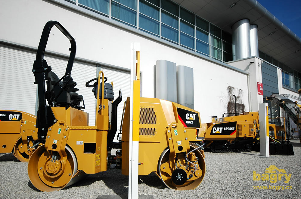 Tandemový válec Caterpillar CB22