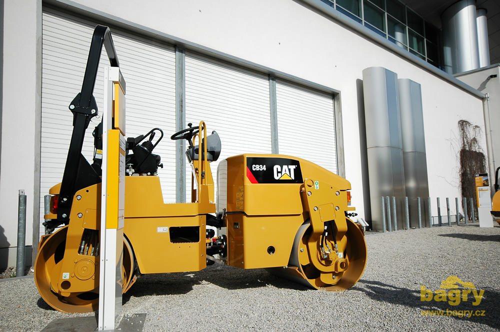 Tandemový válec Caterpillar CB34