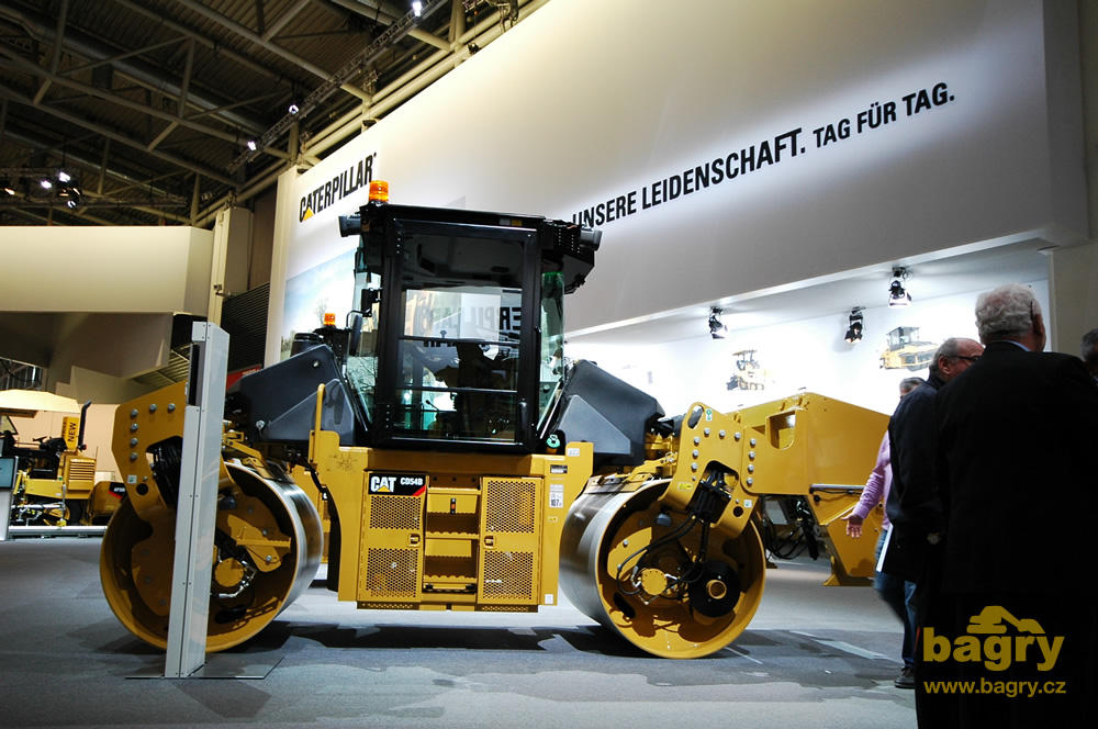Tandemový válec Caterpillar CD54B