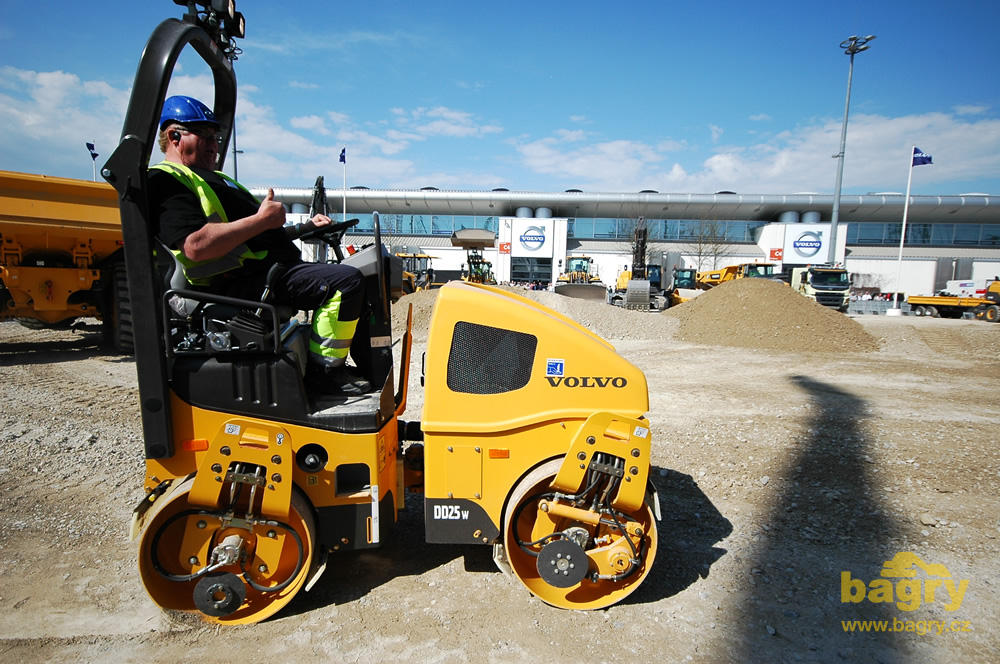 Tandemový válec Volvo DD25 W