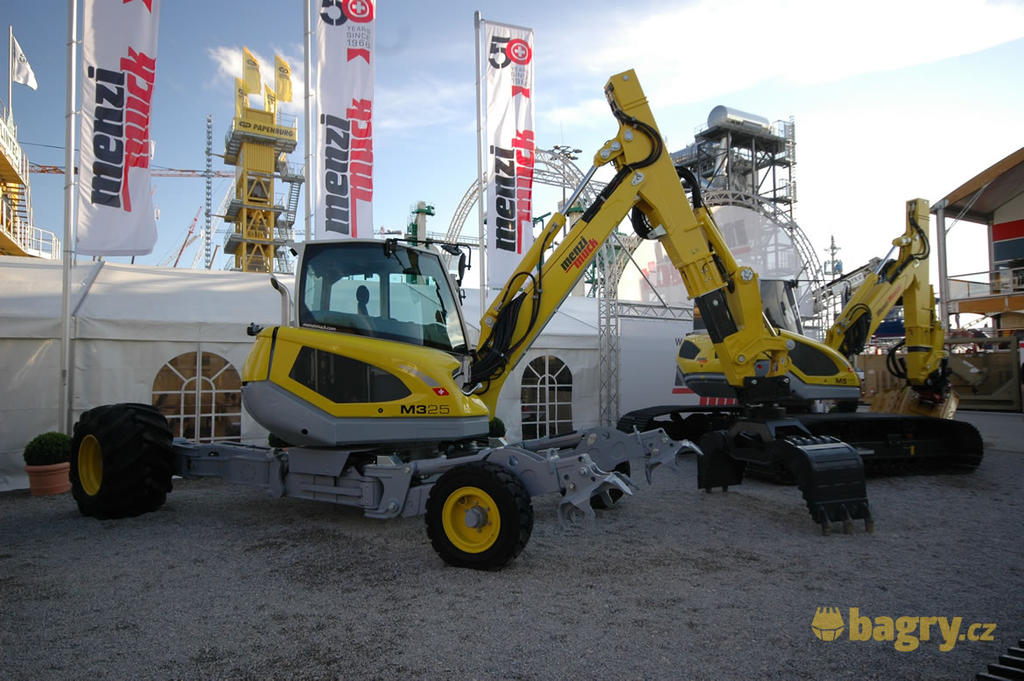 Kráčivé rypadlo Menzi Muck M325
