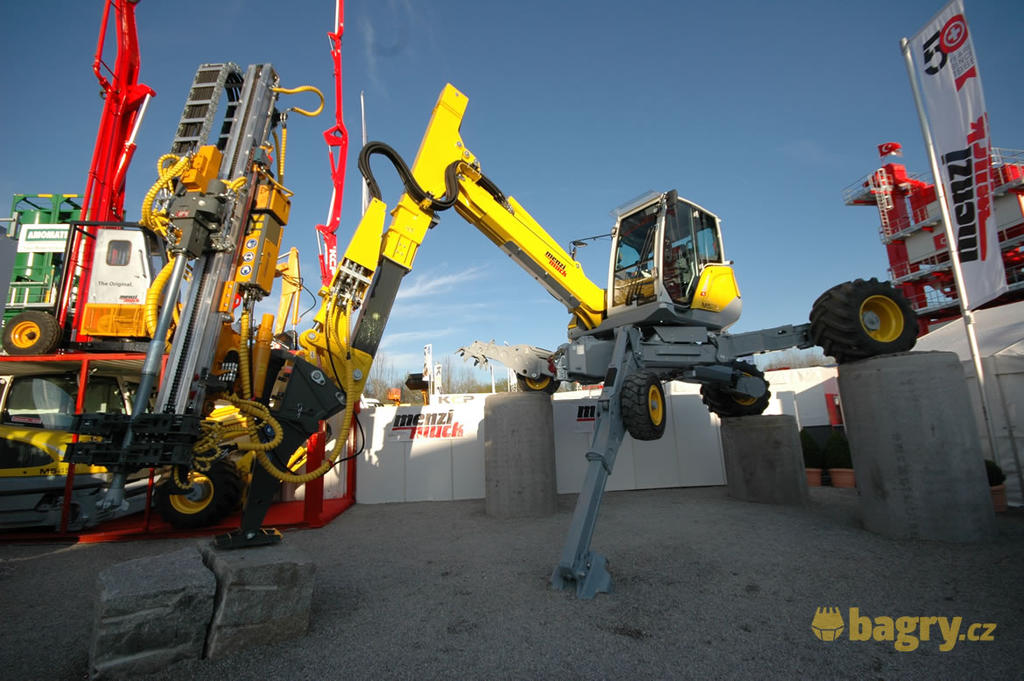 Kráčivé rypadlo Menzi Muck M525