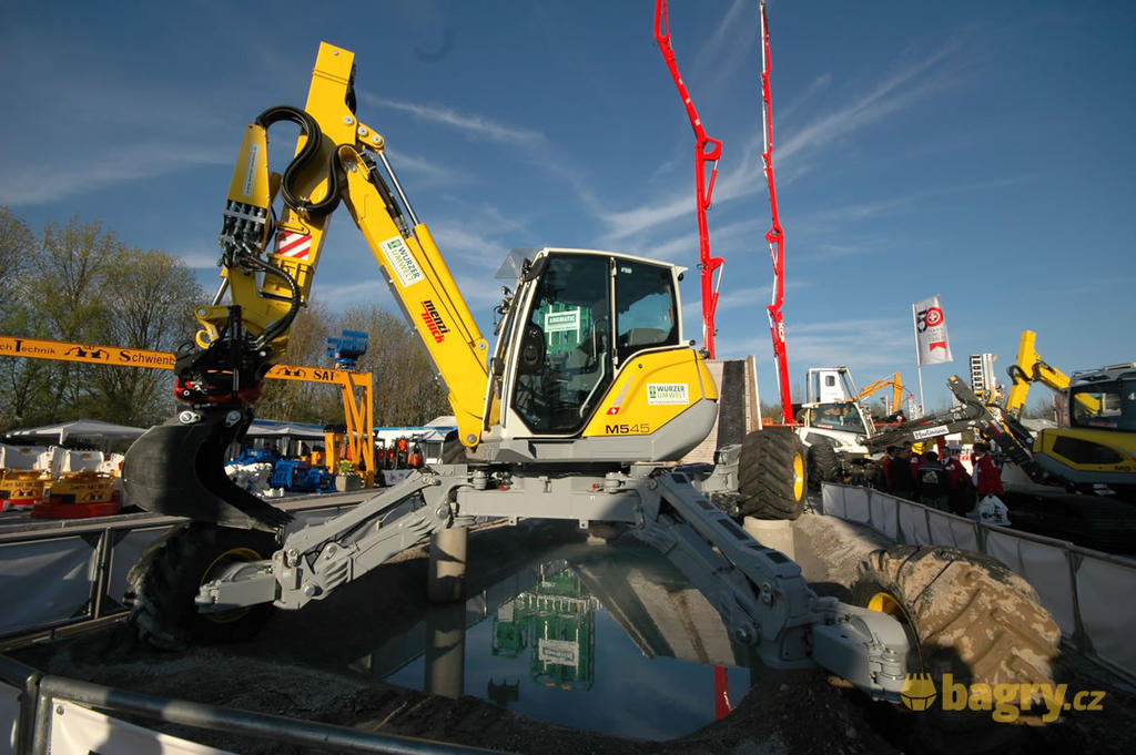 Kráčivé rypadlo Menzi Muck M545