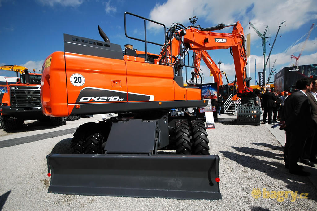Kolové rypadlo Doosan DX210W-5