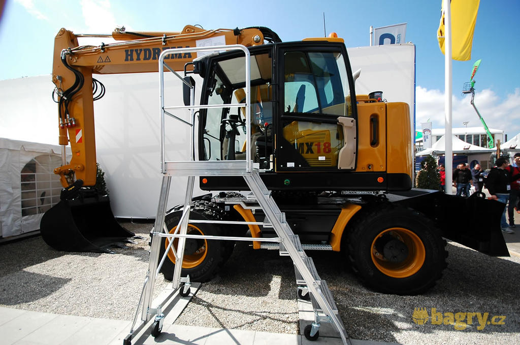 Kolové rypadlo Hydrema MX18.