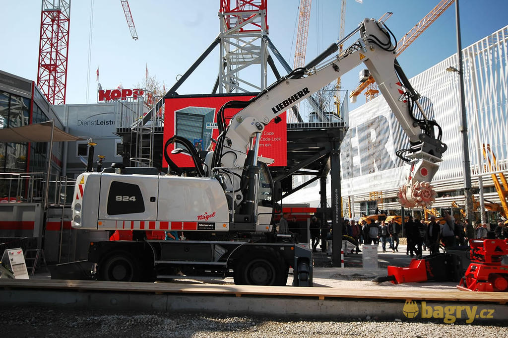 Kolové rypadlo Liebherr 924 se skalní frézou