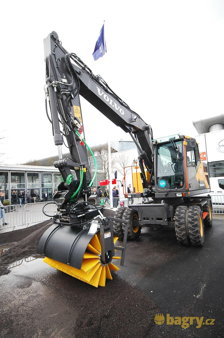Kolové rypadlo Volvo EWR150E se smetákem