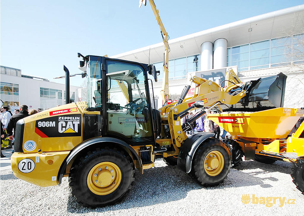 Kolový nakladač Caterpillar 906M