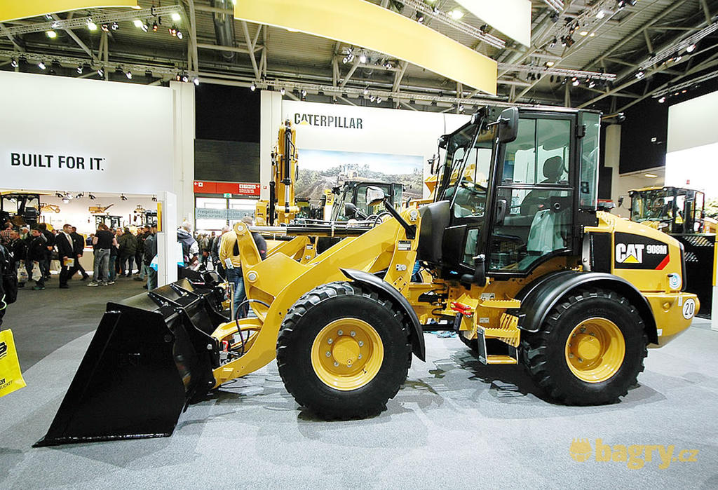 Kolový nakladač Caterpillar 908M