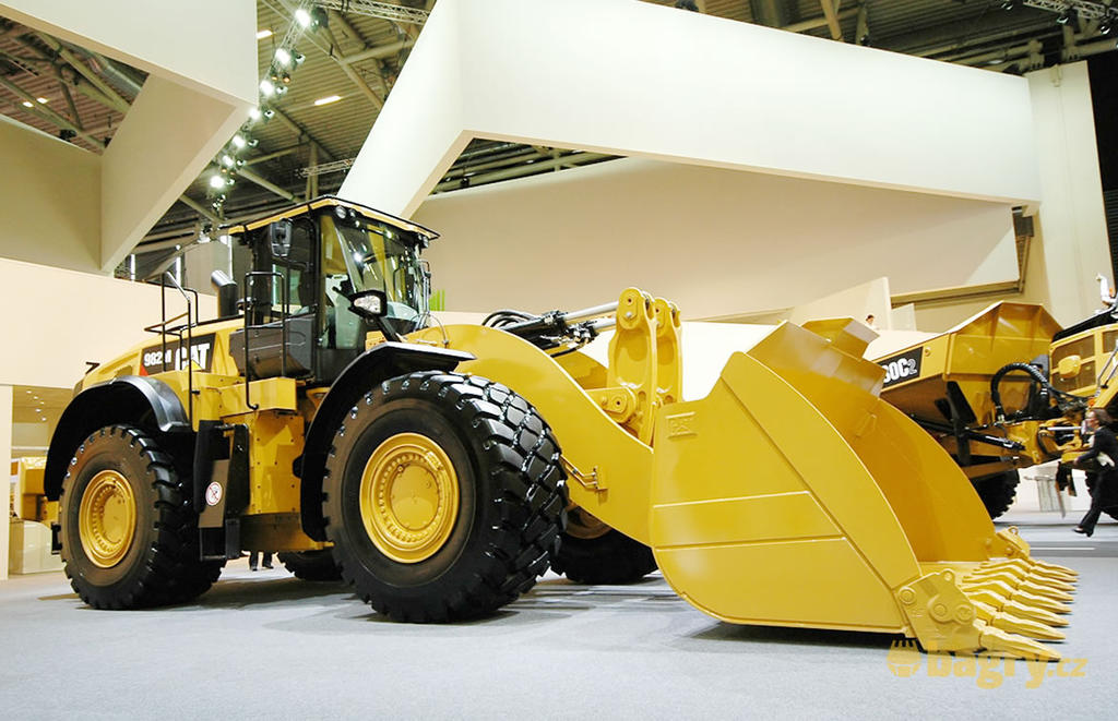 Kolový nakladač Caterpillar 982 M