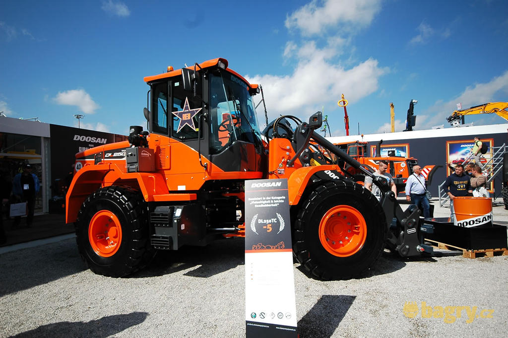 Kolový nakladač Doosan DL250TC-5