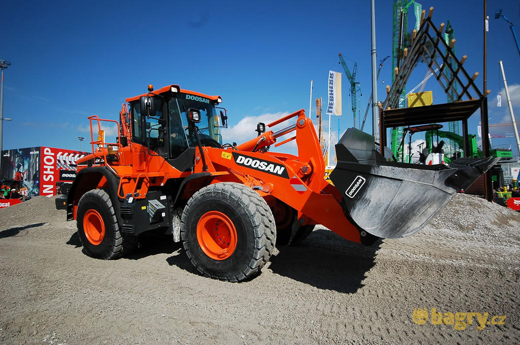 Kolový nakladač Doosan DL300..