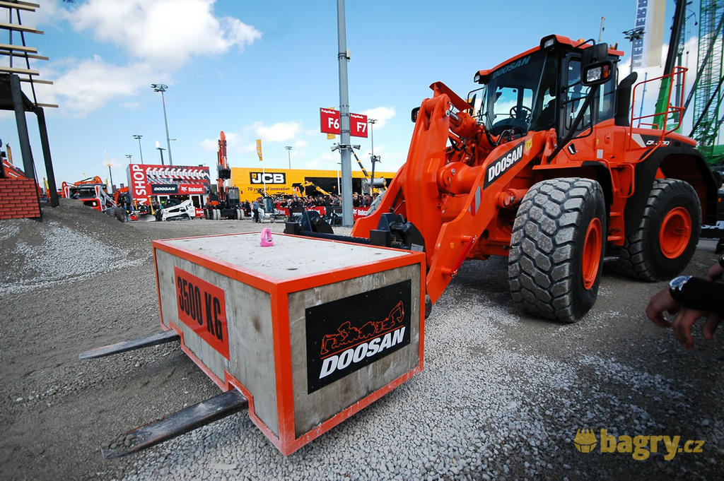 Kolový nakladač Doosan DL300 s vidlemi